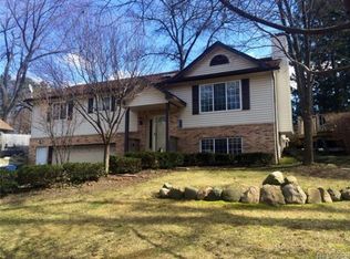 8948 Woodlawn Ave, Clarkston, MI 48348