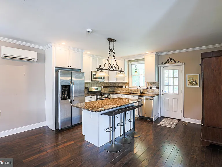 215 Clarendon Ave — Photo 25