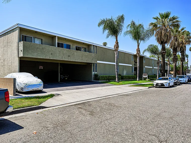 Magnolia Palms — Photo 21