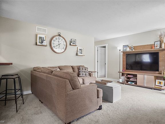 3rd image of 21375 Willow Ln