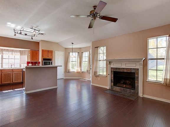 4th image of 804 Canyon Bend Dr