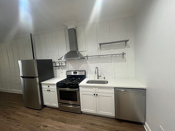 5th image of 313 Stockholm St APT 1L
