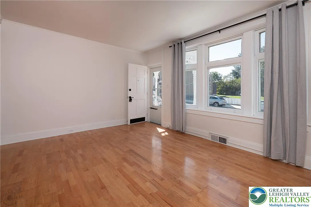 3 bed, 2.0 bath, 1272 sqft, $2,725 — Photo 4