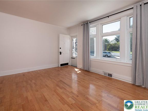 4th image of 718 N New St