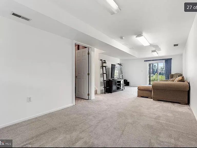 124 Versailles Ct — Photo 12