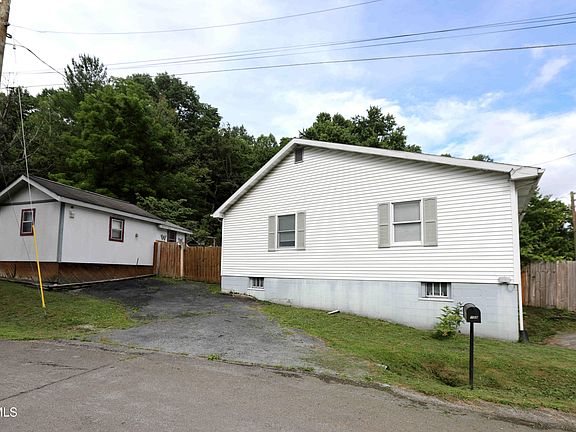 3rd image of 709 Exeter Rd
