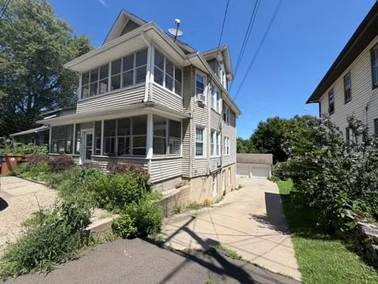 887 Howe Ave — Photo 10