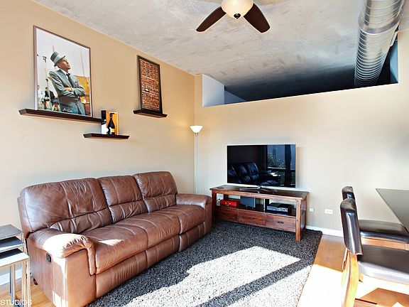 3rd image of 1000 N Kingsbury St APT 201N