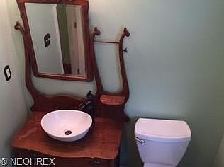 4th image of 527 Evergreen St