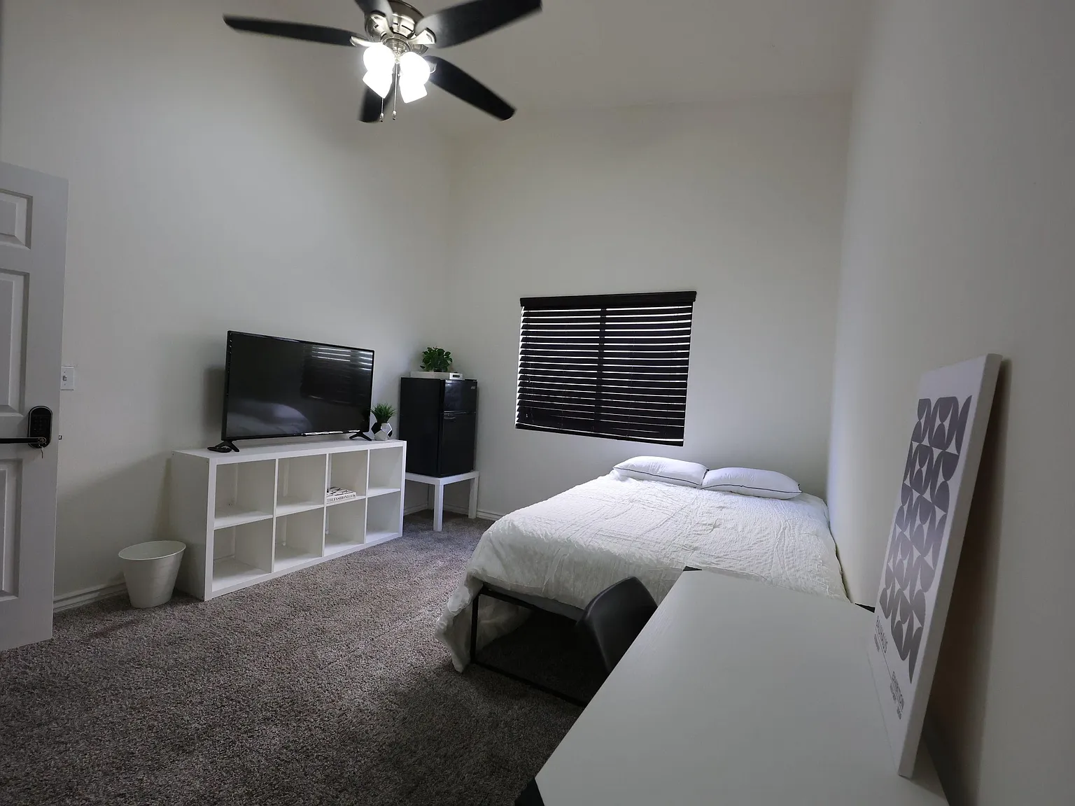 4 bed, 2.5 bath, 1967 sqft, $953 — Photo 1