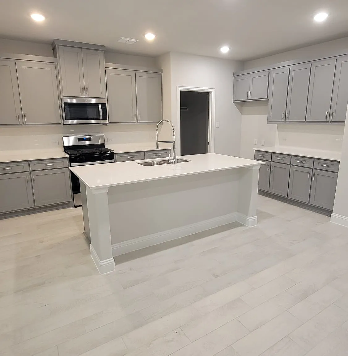 913 Amenduni Ln — Photo 4