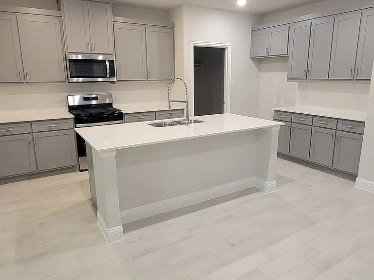 913 Amenduni Ln — Photo 4