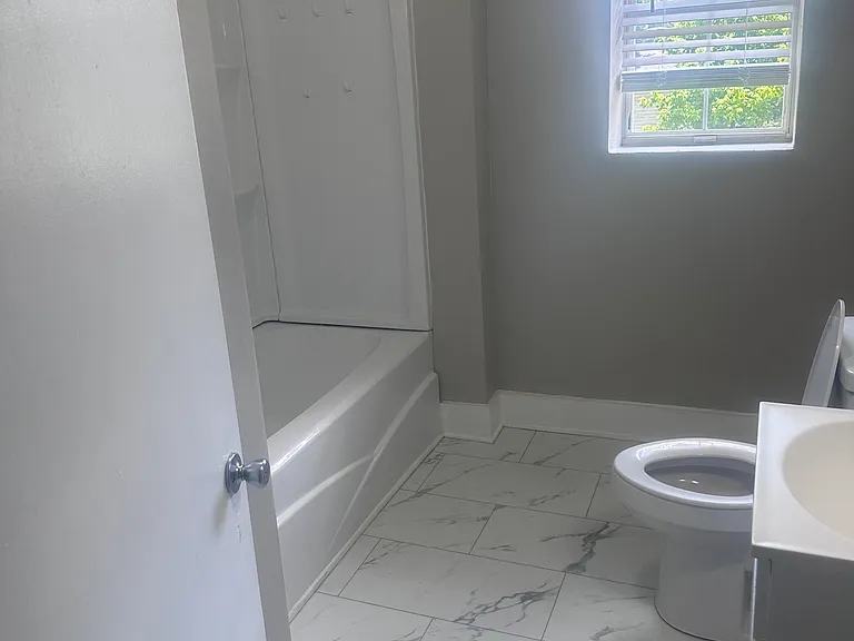 700 Belmont Ave #4 — Photo 4
