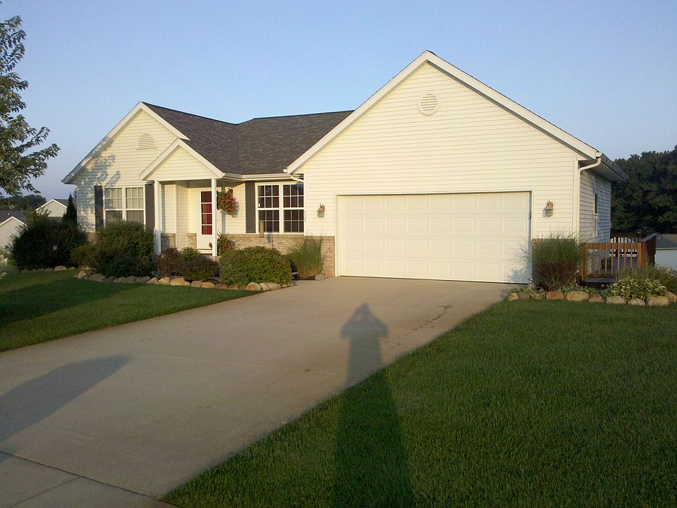 1st image of 456 Round Lake Ct