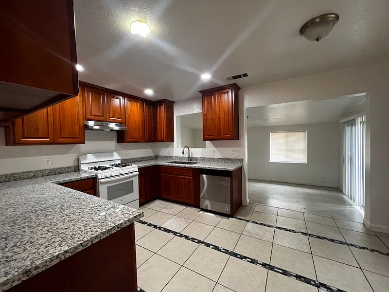 3 bed, 1396 sqft, $2,395 — Photo 2