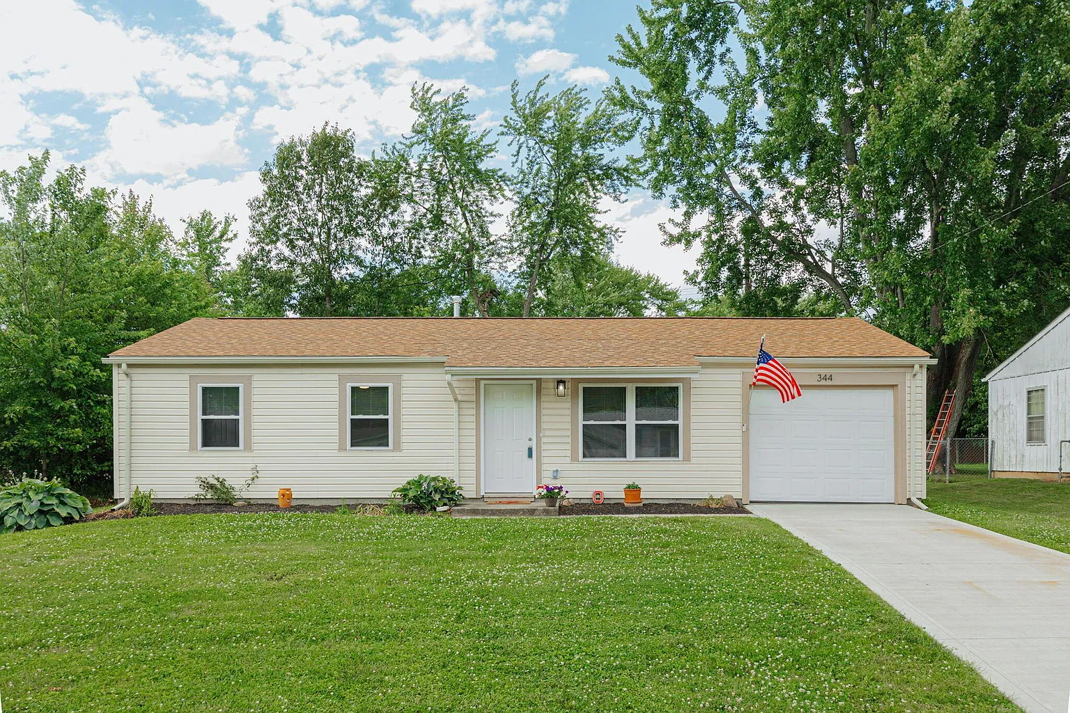 344 Laurel Ct photo 1