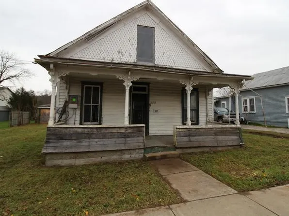 677 Court St, Elizabeth, WV 26143