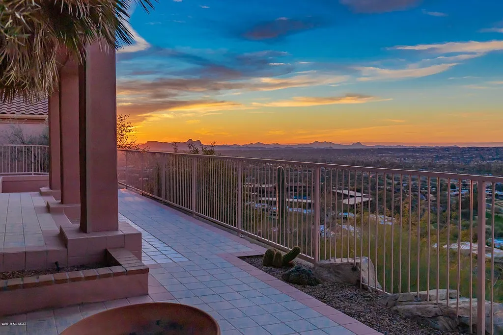 Mountain top house with jaw dropping views! Luxury Rental for snowbirds and executives — Photo 1