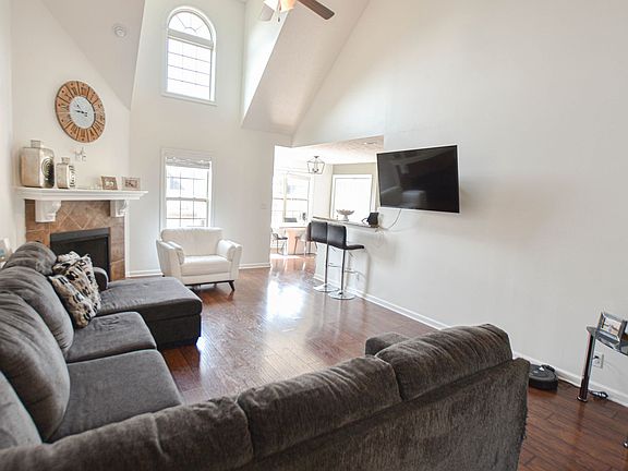 2nd image of 561 Falkland Cir