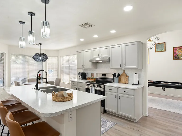 487 E Cantebria Dr — Photo 18