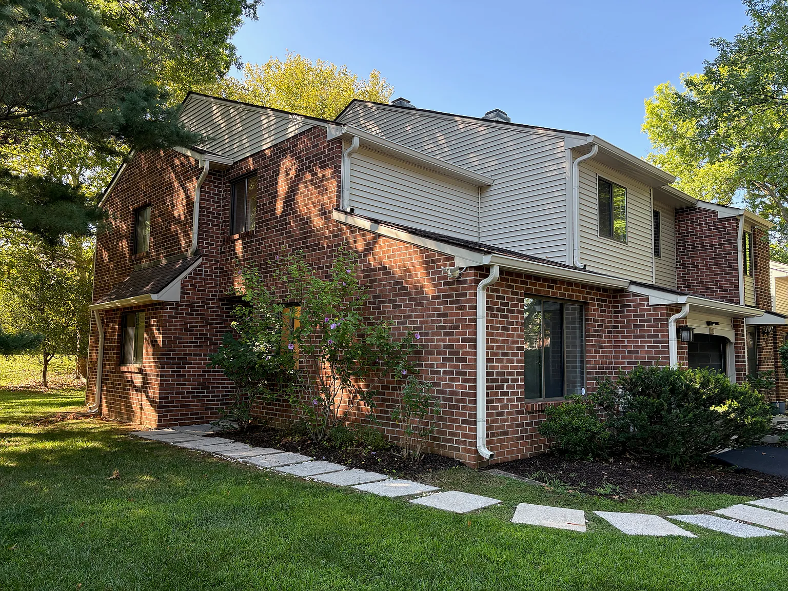 3 bed, 2.5 bath, 1700 sqft, $2,990 — Photo 2