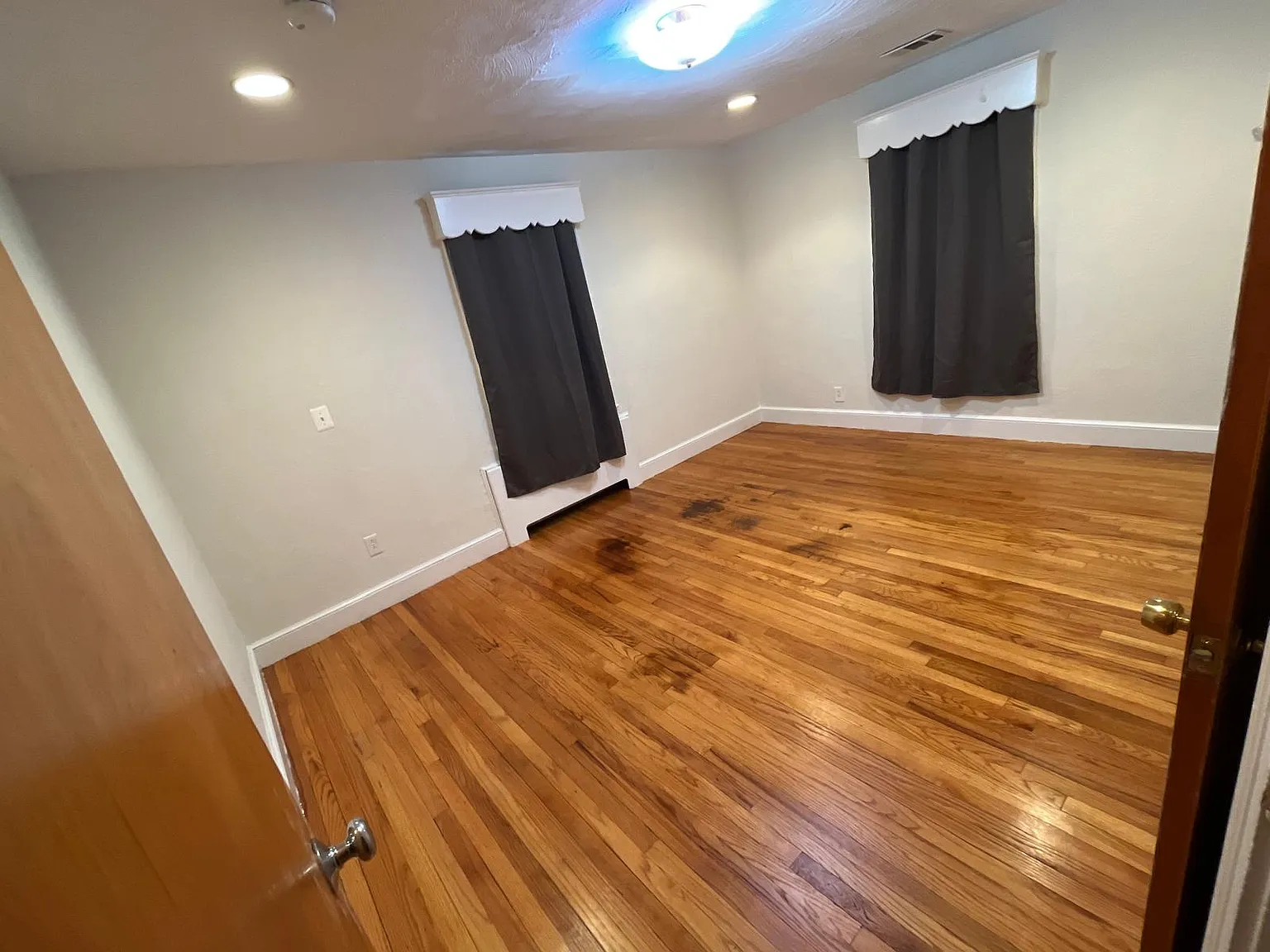 7 bed, 9998 sqft, $6,900 — Photo 4