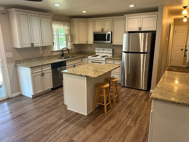 368 Weaver Ln — Photo 3