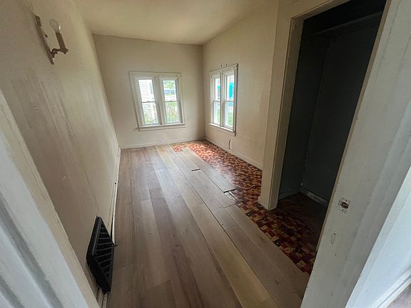 5th image of 429 E Locust St
