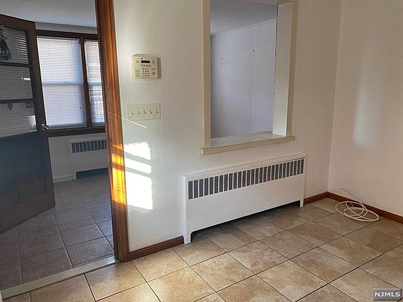 3rd image of 60 Crystal St