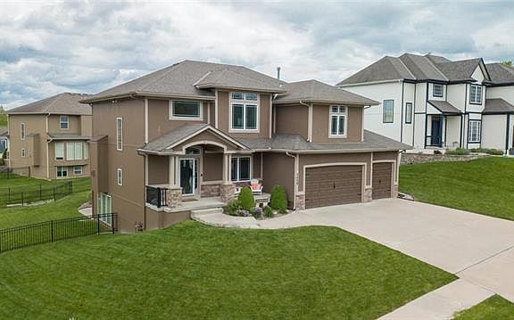 3rd image of 1429 NE Whitestone Dr