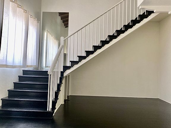 4th image of 1042 N Crescent Heights Blvd