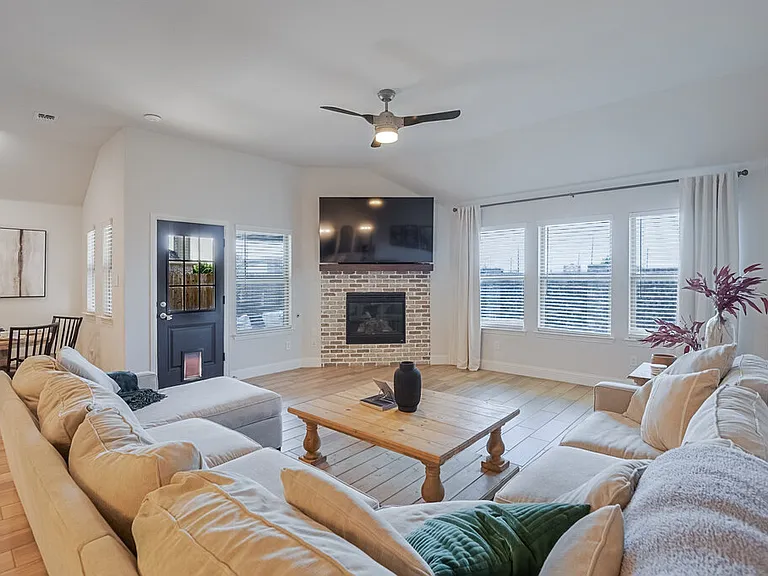 982 E Villas Ct — Photo 2