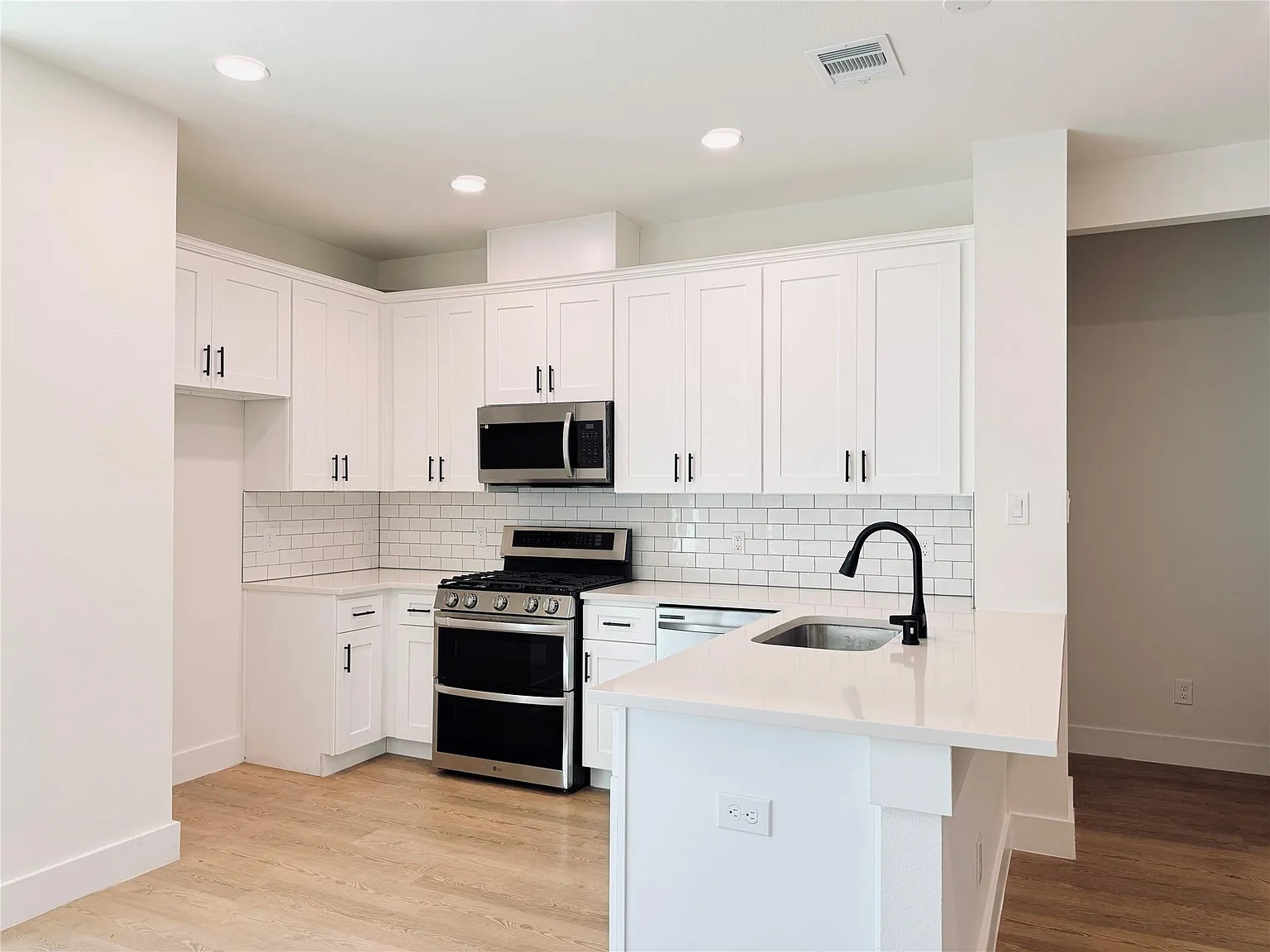 3 bed, 3.0 bath, 1912 sqft, $2,350 — Photo 4