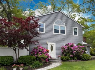 1 Roberta St, East Patchogue, NY 11772