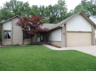 7956 Hoffman Dr, Waterford, MI 48327
