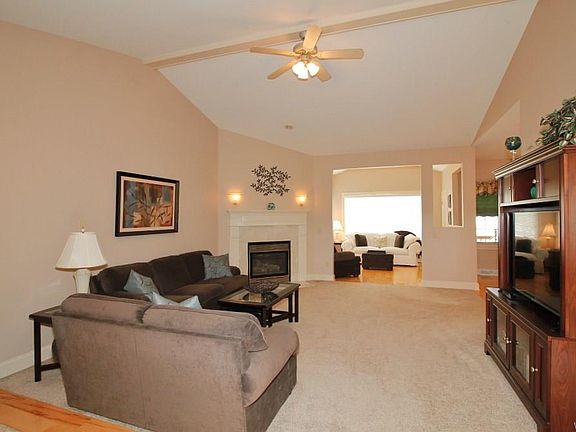 4th image of 40 Sussex Ln