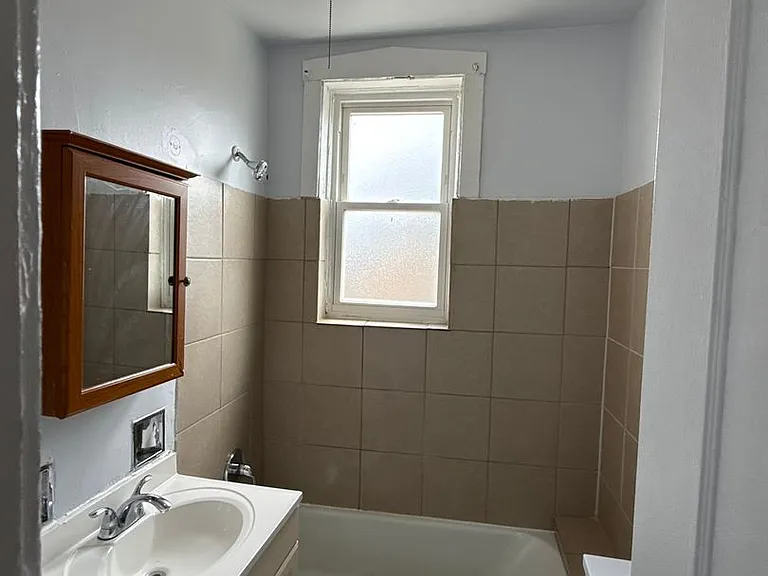 SPACIOUS 2 BEDROOM APARTMENTS AVAILABLE — Photo 92