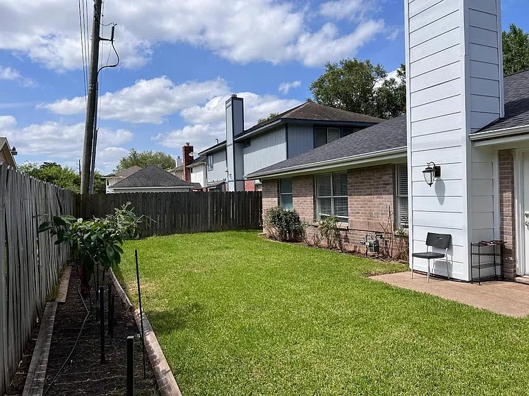 2450 Parkwood Ln — Photo 3