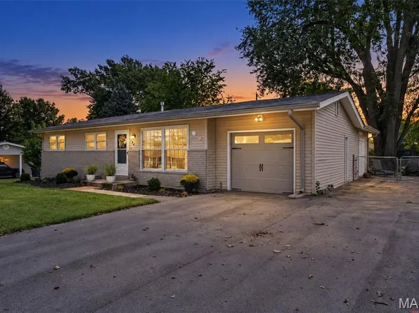 106 Paula Dr, Saint Charles, MO 63301