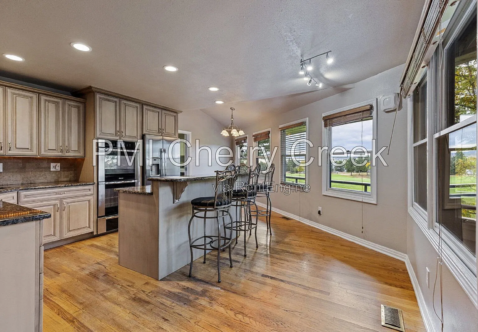 5 bed, 4.5 bath, 4712 sqft, $5,000 — Photo 3