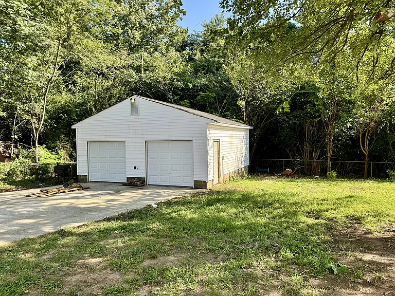 2401 Phoenix Dr — Photo 2
