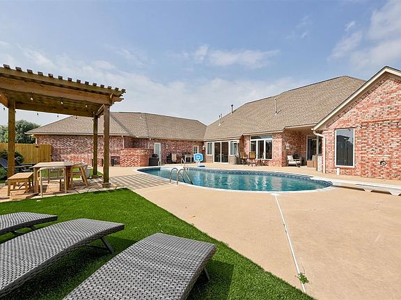 4th image of 68 Stonegate Dr