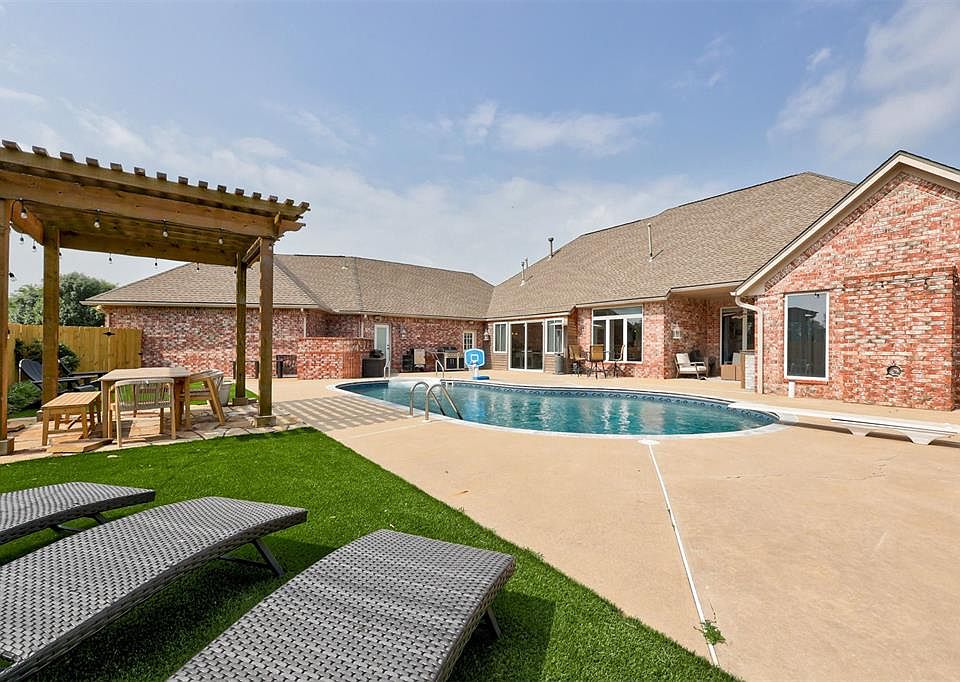 1st image of 68 Stonegate Dr
