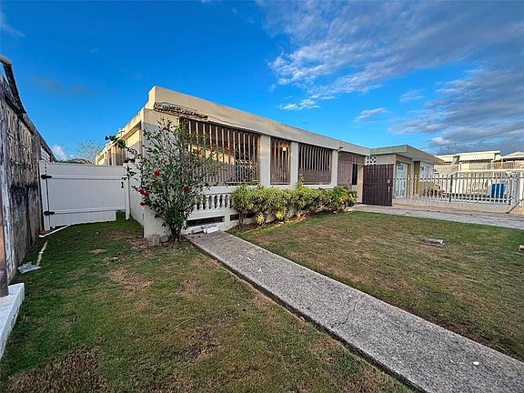 2nd image of 689 Cancer St VENUS GARDENS