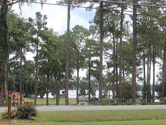 4th image of 848 NE Cherry Lake Cir