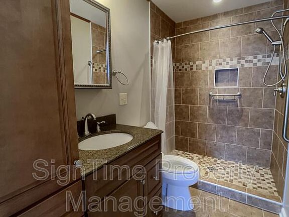 5th image of 825 Armstrong Ave