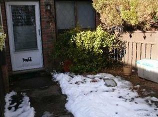844 Golf Ln, Medford, NY