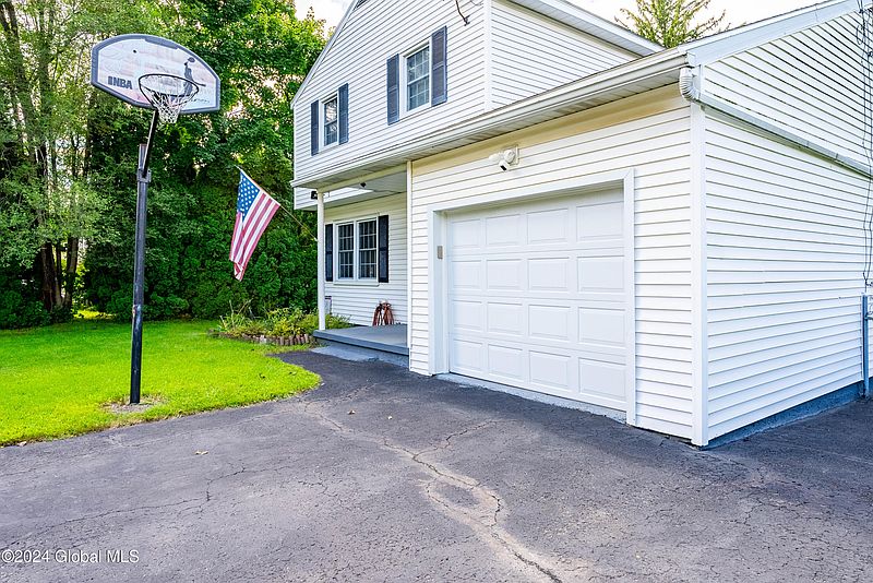 4th image of 63 Hillcrest Avenue