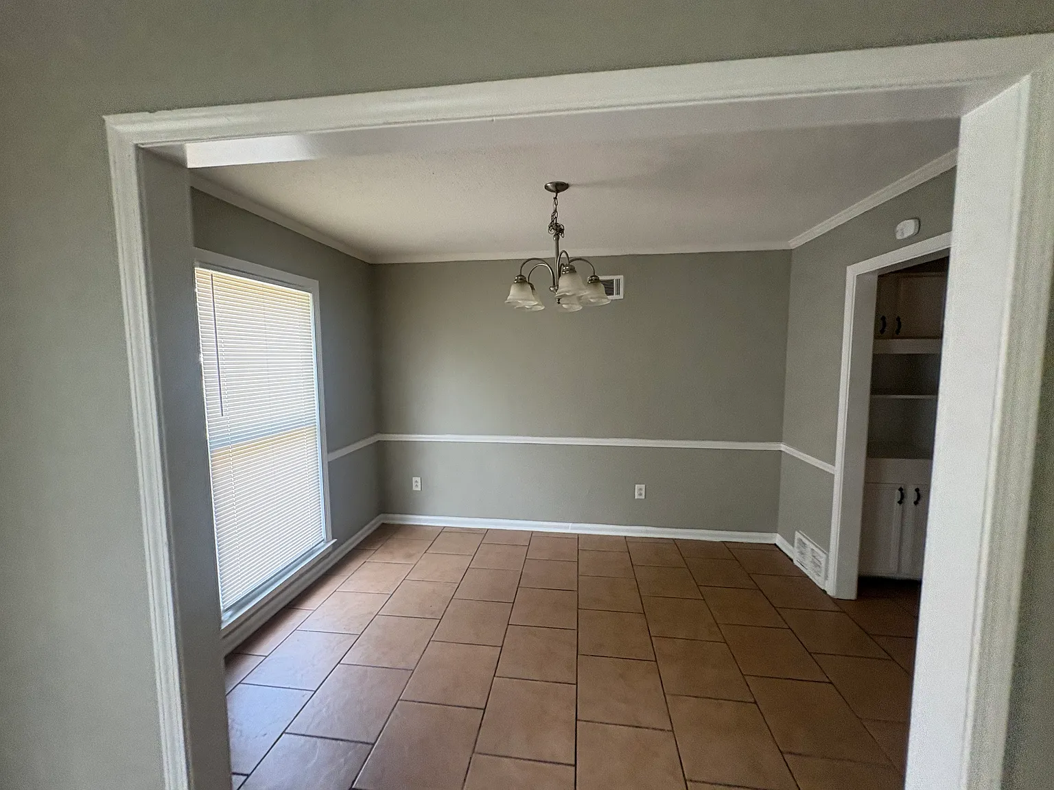 Gorgeous 5-Bedroom, 3-Bathroom Home for Rent — Photo 4
