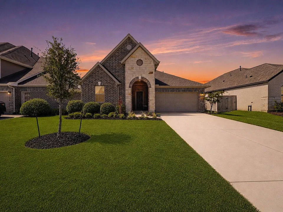 32323 Cedar Crest Dr